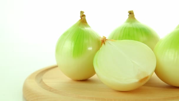 Onions in basket on white background — Stock Video