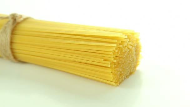 Italské těstoviny špagety na bílém pozadí — Stock video