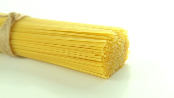 Espaguetis de pasta italiana sobre fondo blanco — Vídeos de Stock