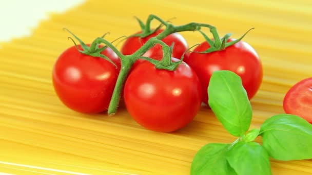 Italiensk matingredienser på vit bakgrund, tomater med pasta spagetti och basilika — Stockvideo
