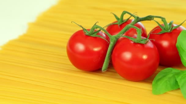 Italiensk matingredienser på vit bakgrund, tomat med pasta spagetti och basilika — Stockvideo