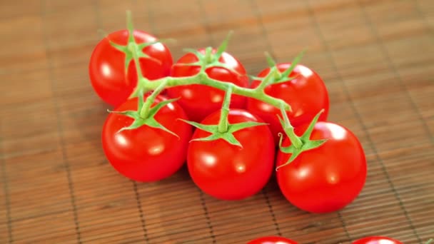 Krásná zralá cherry rajčata na bambusové pozadí — Stock video