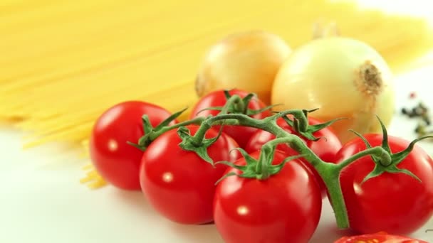 Ingredientes de la comida italiana en fondo blanco, tomate con espaguetis pasta, pimiento, cebolla, ajo y albahaca — Vídeos de Stock