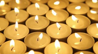 Mumlar arka plan, dua çay Işık mumlar, dolly-shot