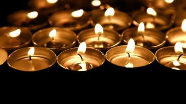 Mumlar arka plan, dua çay Işık mumlar, dolly-shot