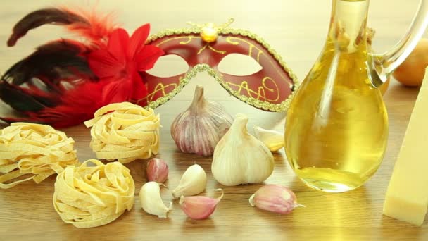 Інгредієнти італійської кухні з венеціанського маску на дерев'яні таблиці — стокове відео