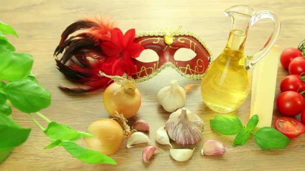 Ingredientes de la comida italiana con máscara veneciana en mesa de madera — Vídeos de Stock