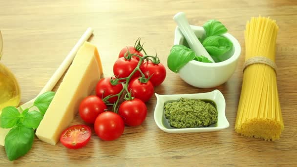 Ingrédients alimentaires italiens sur table en bois 