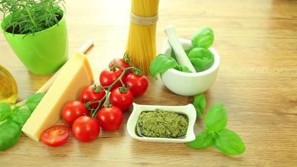 Ingredienti alimentari italiani sulla tavola di legno — Video Stock