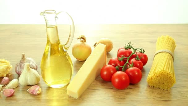 Ingredientes de comida italiana en mesa de madera — Vídeos de Stock