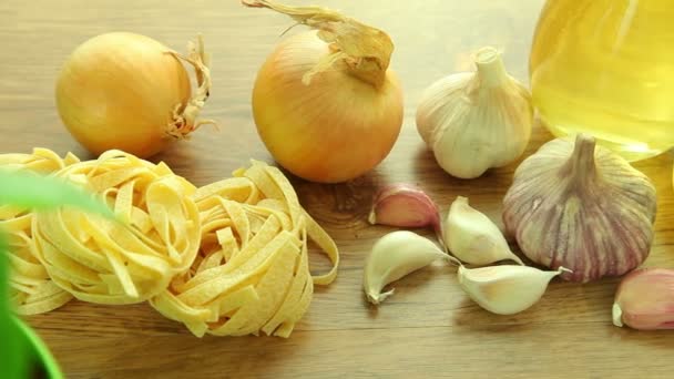 Ingredientes de comida italiana en mesa de madera — Vídeo de stock