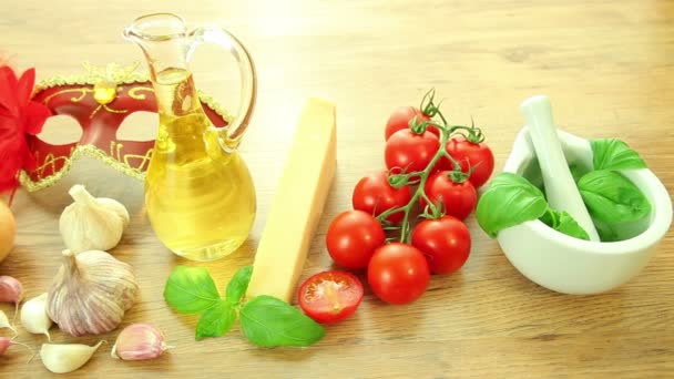 Ingredientes de comida italiana en mesa de madera — Vídeos de Stock