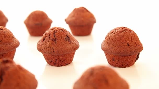 Lezzetli çikolatalı kek, Muffin beyaz zemin üzerine — Stok video