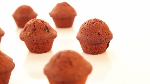 Köstliche Schokolade Cupcakes, Muffins auf weißem Hintergrund — Stockvideo