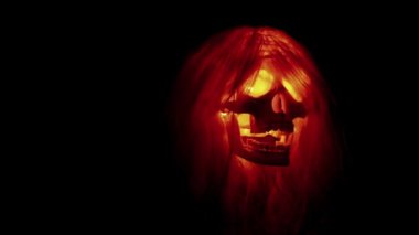 spooky halloween arka plan için siyah arka plan üzerinde uçan korkunç Kurukafa
