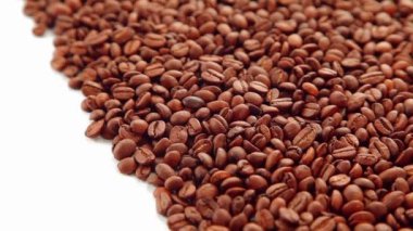 Beyaz arka planda kahve çekirdekleri