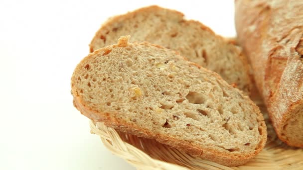 Свіжий запечений хліб і рулети на білому тлі — стокове відео