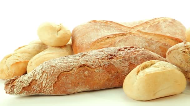 新鲜烤的组不同的面包产品 — 图库视频影像