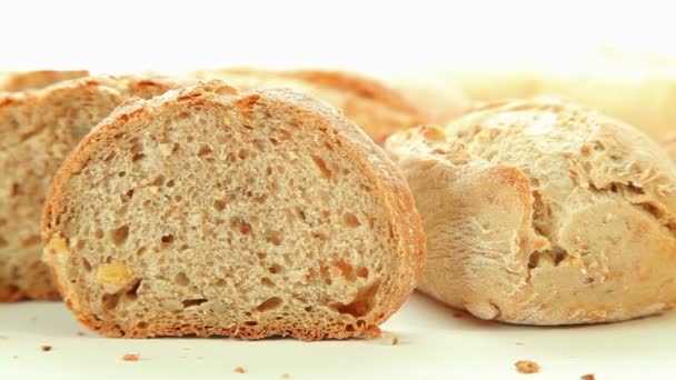 Fresco pan horneado y rollos sobre fondo blanco — Vídeos de Stock