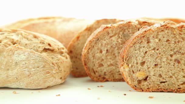 Färskt nybakat bröd och rullar på vit bakgrund — Stockvideo