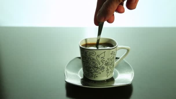 Ανακατεύετε με ένα κουτάλι, καφέ σε ένα φλιτζάνι — Αρχείο Βίντεο
