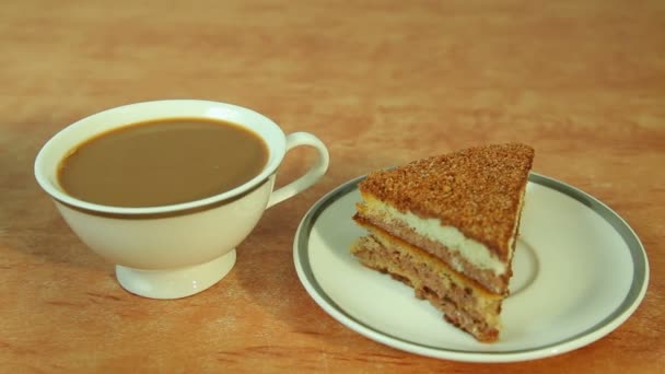 Taza de café con leche y pastel de chocolate — Vídeos de Stock