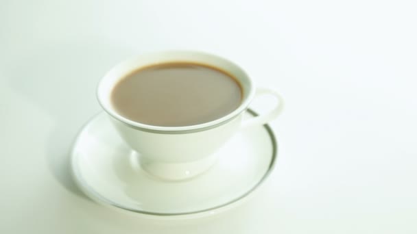 Taza de café con leche sobre fondo blanco — Vídeo de stock
