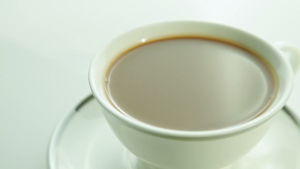 Taza de café con leche sobre fondo blanco — Vídeo de stock