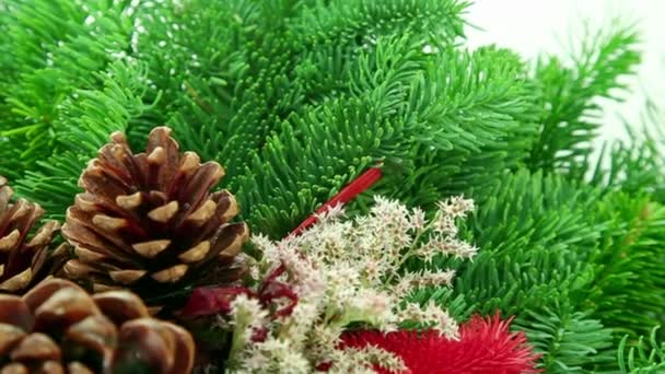 Linda tradicional fundo de decoração de Natal com galho de árvore de Natal — Vídeo de Stock