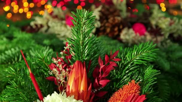Hermoso fondo de decoración Navidad tradicional con rama de árbol de Navidad — Vídeos de Stock