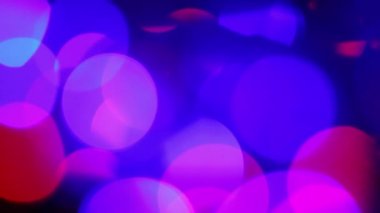 Bokeh etkisi ile bulanık mavi ve pembe ışıklar