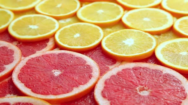 Нарезанный грейпфрут с оранжевым фоном — стоковое видео