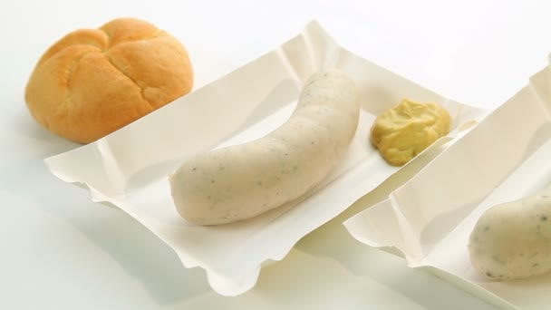 Bavarese bianca salsiccia con panino e senape — Video Stock