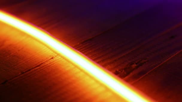 Luce al neon rosso d'oro su fondo in legno — Video Stock