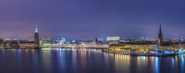 Stockholm City Hall ve Riddarholmen gece.