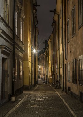 Gece eski kasaba sokağı.