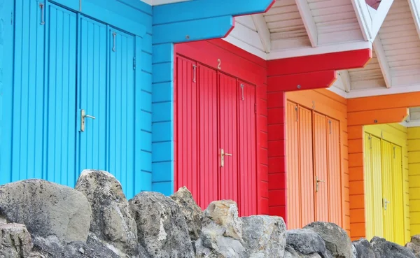 五颜六色的木制海滩小屋，使用房屋油漆 — 图库照片