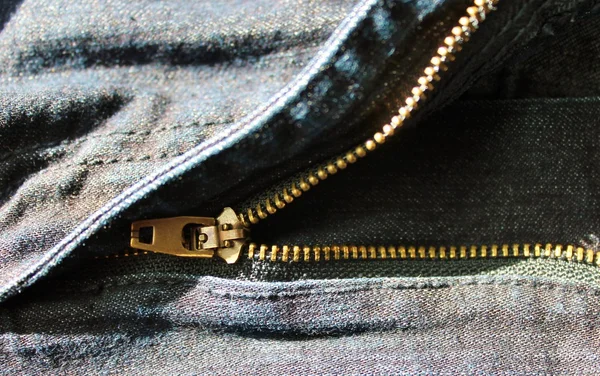 Jeans blu con zip in denim — Foto Stock