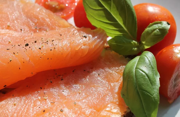 Salmon asap pada roti panggang, kemangi dan tomat gravlax — Stok Foto