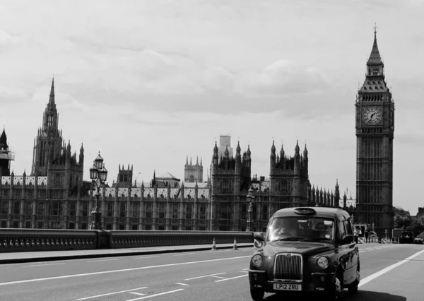 Πύργος ρολογιού Big Ben και σπίτια του Κοινοβουλίου, Γουέστμινστερ Λονδίνο Αγγλία, με ένα μαύρο ταξί ταξί — Φωτογραφία Αρχείου