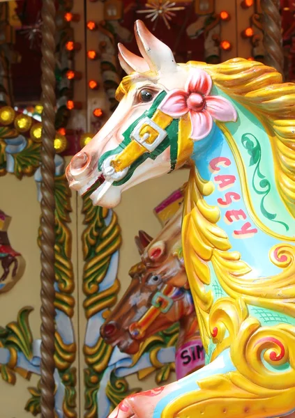 Vintage carrousel merry-go-round geschilderd paarden — Stockfoto