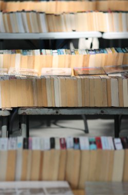 Kitap kitap piyasa ahır (isim yok görünür)