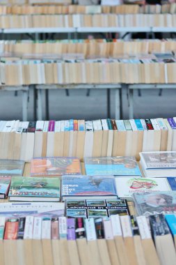 Kitap kitap piyasa ahır (isim yok görünür)