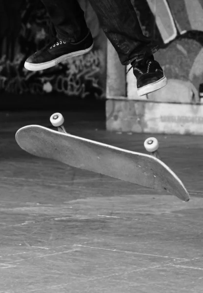 Gördeszka a skate park tinédzser korcsolyázó-és gördeszka lábak Skate Park graffiti mögött — Stock Fotó