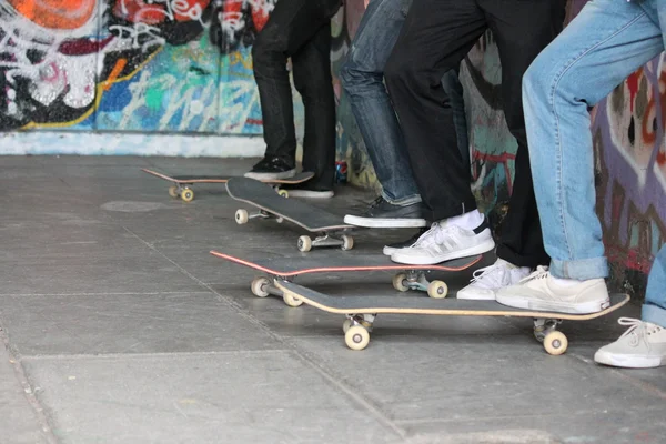 Skateboard at skate park Teenager skater and skateboard legs in skate park with graffiti behind — Stock Photo, Image