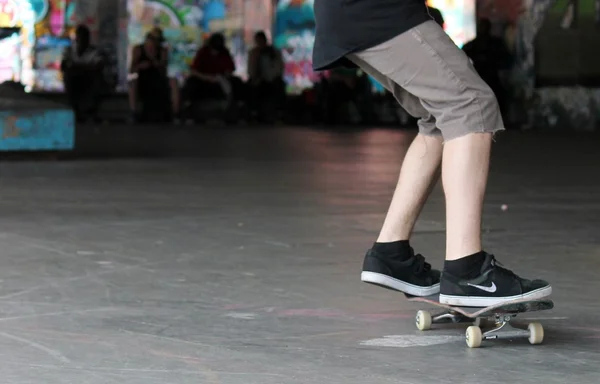 Skateboard ve bruslit Park Teenagerová Bruslařka a skateboard na bruslit Park se graffiti za akciovou, fotografickou, fotografii, obrázek, — Stock fotografie