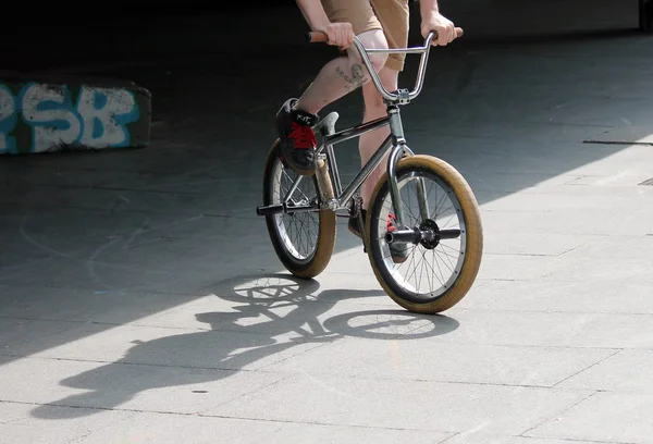 Teenager male doing BMX tricks and jumps — Stock Photo, Image