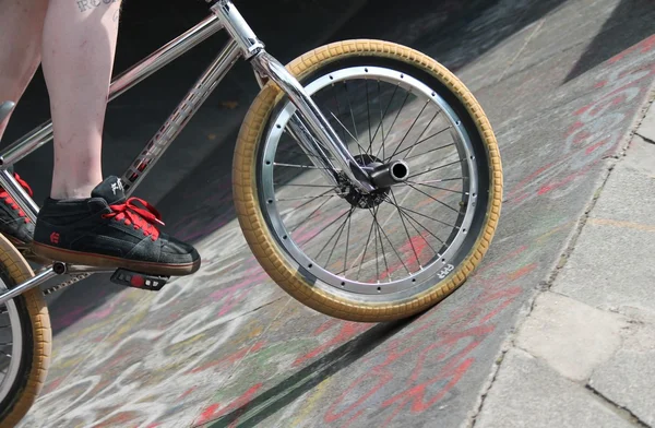 Adolescente macho haciendo trucos BMX y saltos — Foto de Stock