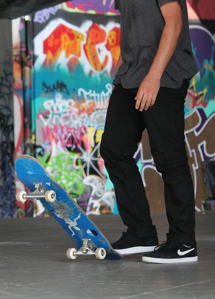 Підліток хлопчик фігурист і скейтборд — стокове фото
