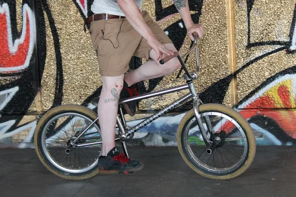 Всадник BMX с граффити — стоковое фото